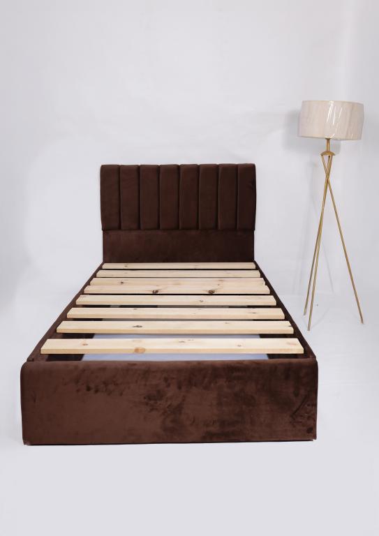 "Rango Furniture bed, featuring a design that combines quality and elegance. Color: Brown."